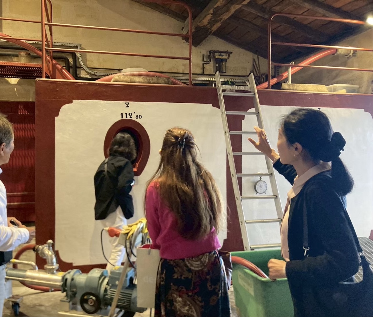 ワイナリーツアー醸造所見学の様子