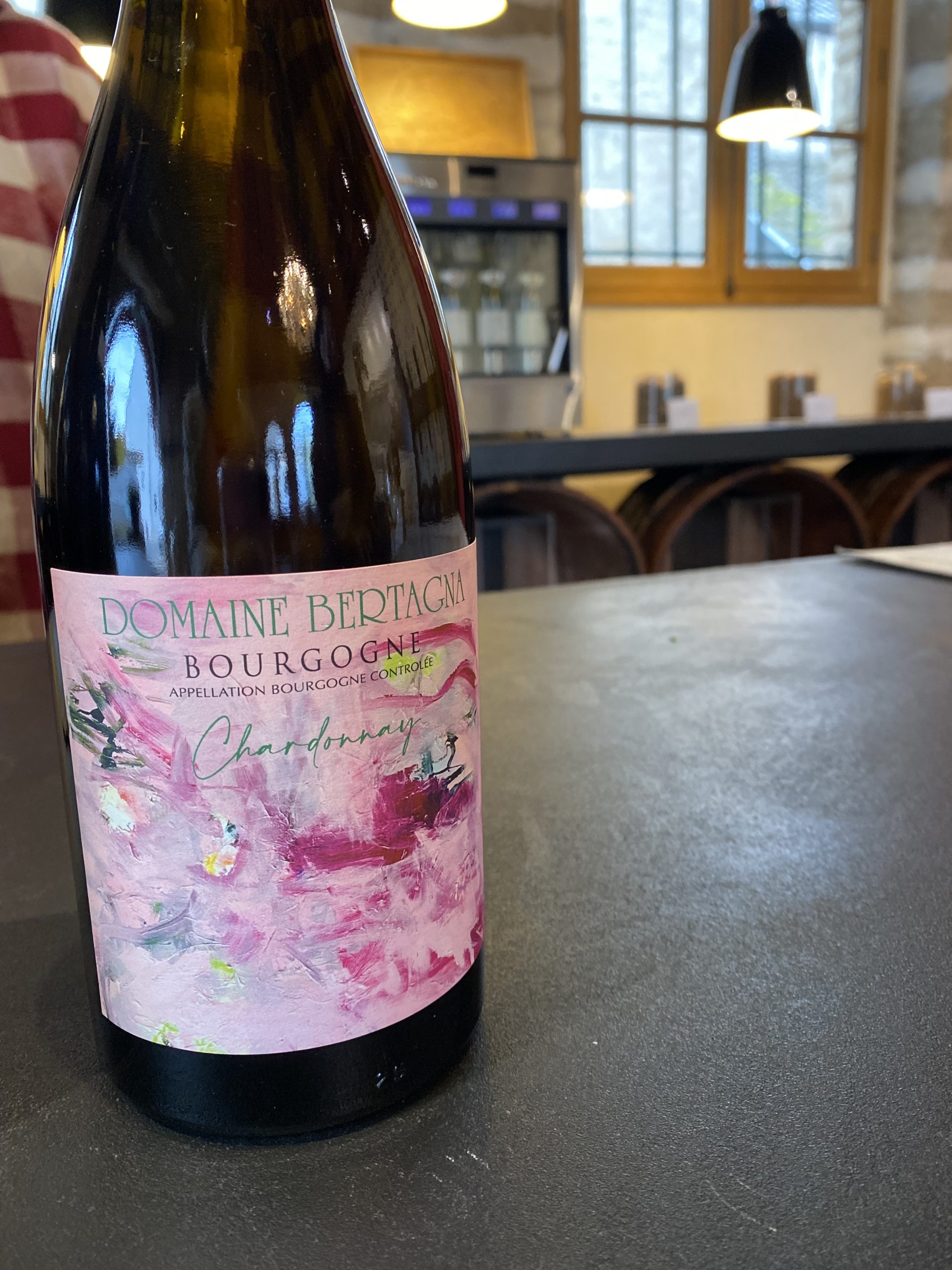 かわいいエチケットのワインボトル